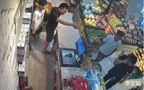 男孩夜晚被一群人尾随,跑到商店求救,老板霸气撵走尾随人员