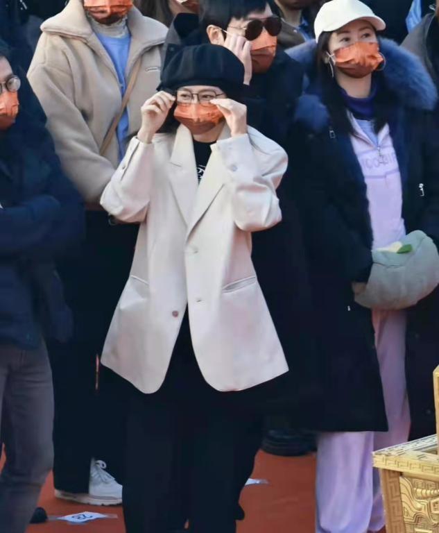 秦岚|秦岚瘦太狠了吧！“骨头人”身材撑不起垫肩，五五分比例更显娇小