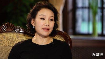 多元化|1985年，在美国待了3年的陈冲受邀参加春晚，说：“按你们中国人的习俗，我系了一条红腰带。”这句话引起轩然大波