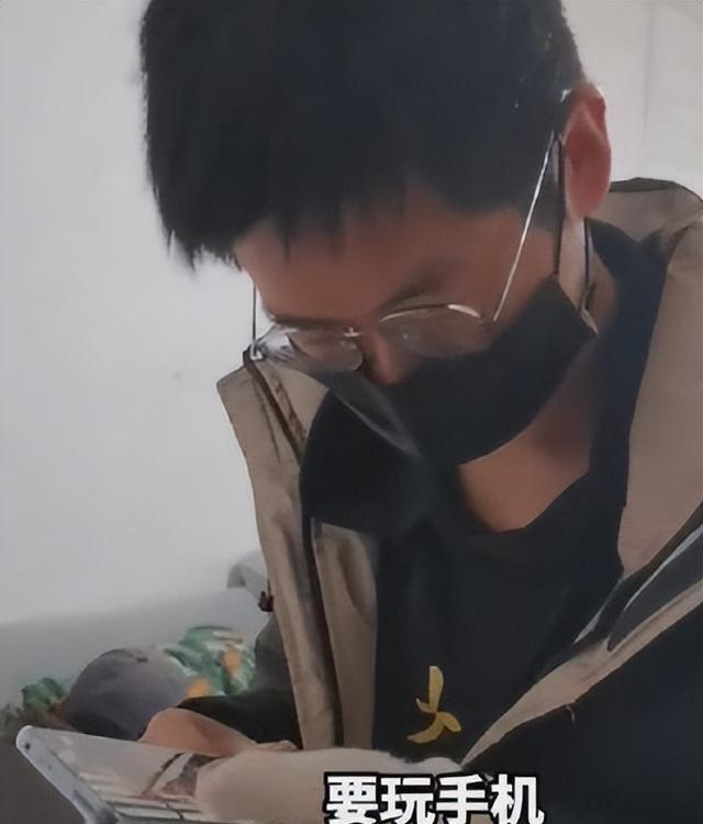 |孙海洋不满孙卓吃饭时看手机,严肃立下规矩,遭到网友调侃