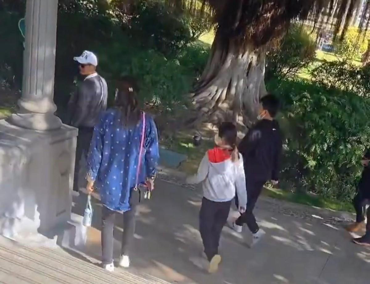 谢杏芳|林丹夫妇私下散步被偶遇，谢杏芳在后紧跟老公步伐，两人打扮低调