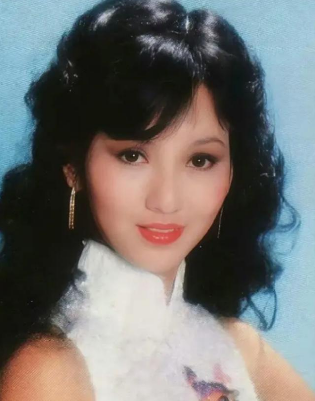 赵雅芝|赵雅芝:风光背后有泪水,2段婚姻3个儿子,今3个儿子成她的骄傲