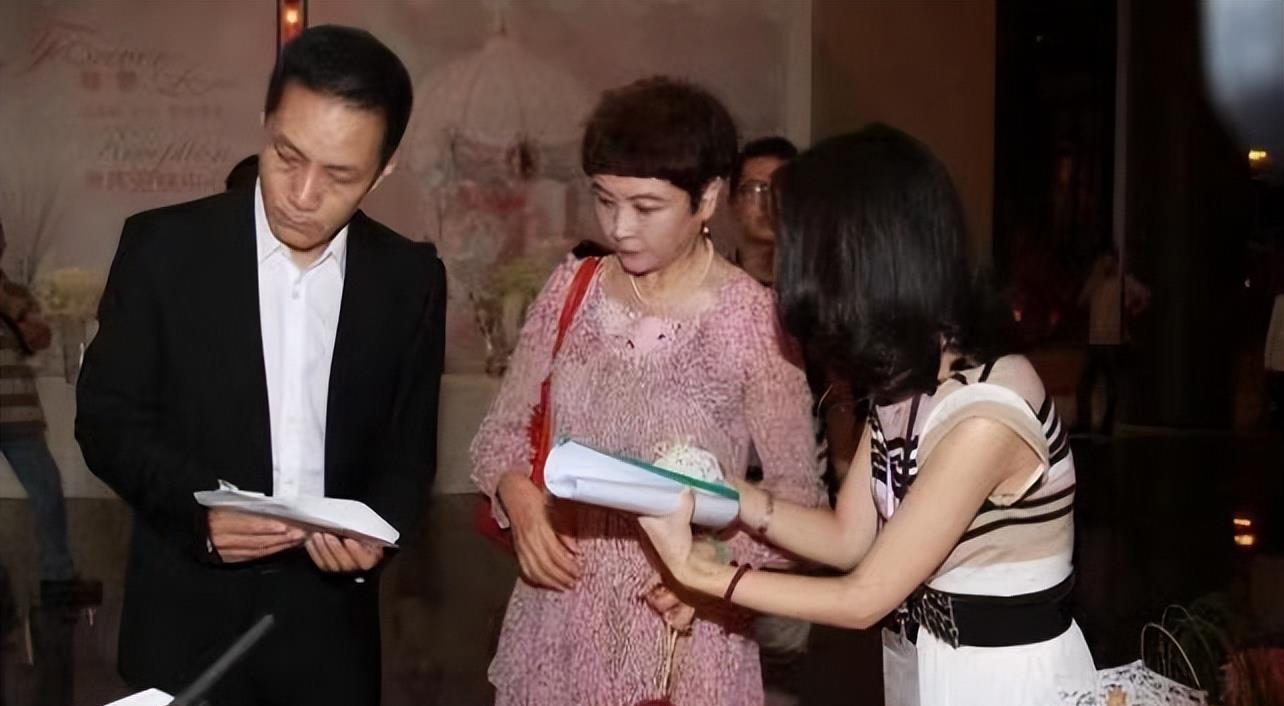 洗发水 冯远征夫妇罕见合体,粉红搭配太土气,发型严厉又显老