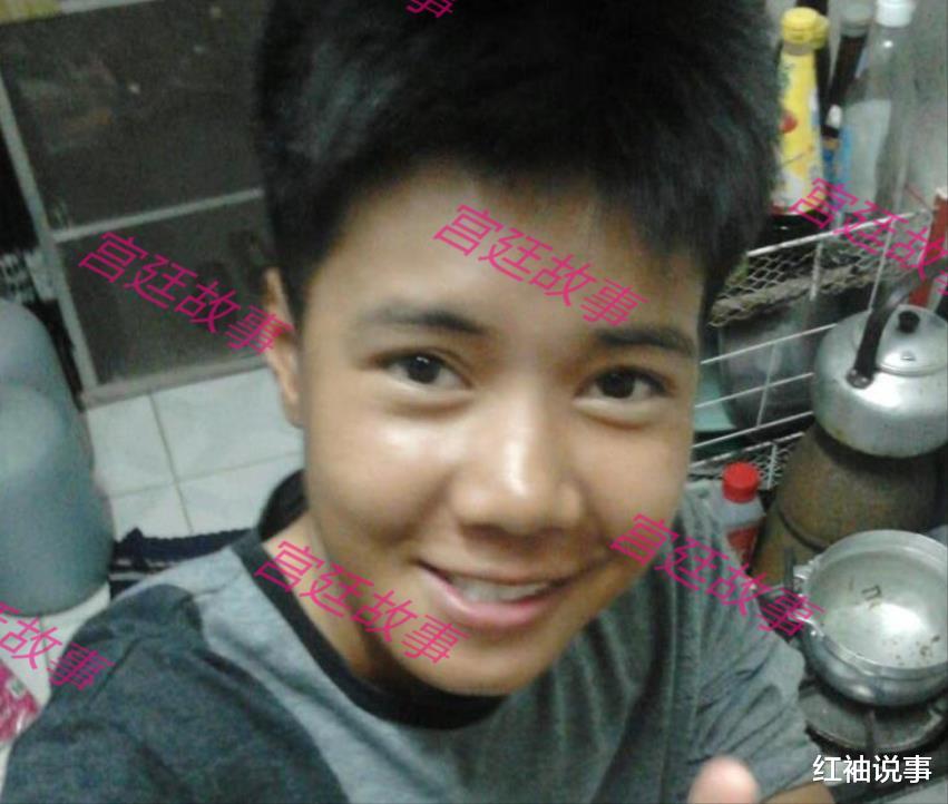 诗妮娜|泰王新女友一脸稚气，“小胡子”实在抢镜，地位一跃超过诗妮娜