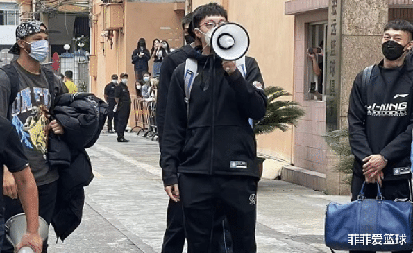|泪目了！广东球迷欢迎宏远回家，杜锋大喇叭喊话，威姆斯泣不成声