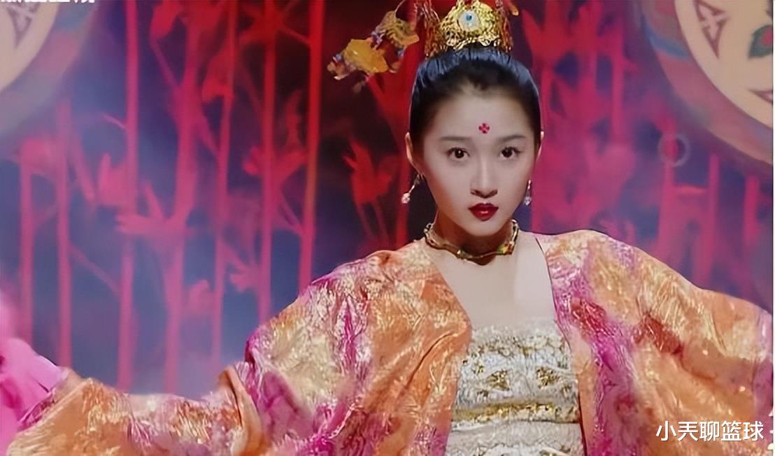 贾玲|43岁的章子怡看着“模仿”她的关晓彤，仿佛是在看25岁时的自己