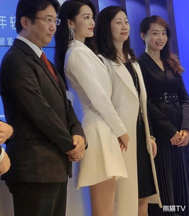一直以为李沁长得“没辨识度”，看到她的生图才发现，我错了