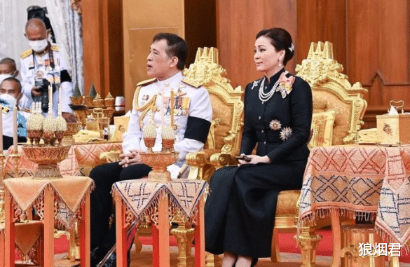 整容|70岁老国王迷恋整容,苏提达含泪跟随,一张脸肿的像发面馒头