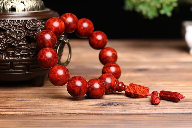 |盘玩小叶紫檀,颜色会有怎么样的变化,你知道吗?