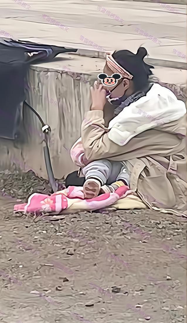 女子把积蓄转给陌生男子,夫妻闹矛盾,抱着孩子坐在路边晒太阳