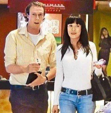 关之琳|3位娱乐圈富婆有多潇洒？关之琳小鲜肉环绕，王薇薇谈“奶孙恋”