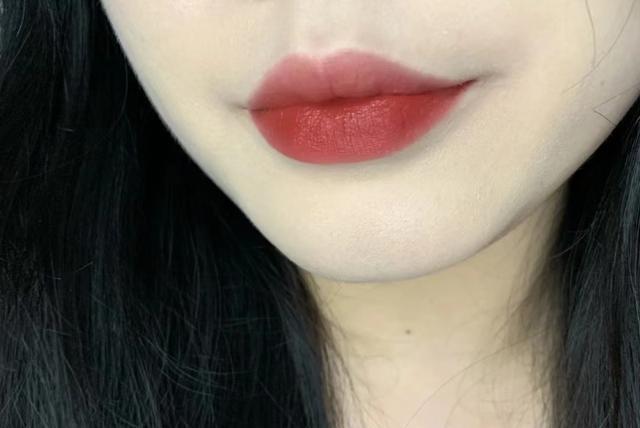 面包 今年春夏最值得买的4支口红,百搭又显白,黄皮买了不亏