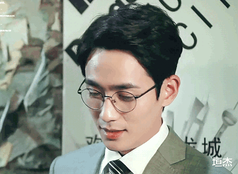 王一博|戴眼镜也好看的18位男星:肖战斯文、王一博惊艳、杨洋冷峻