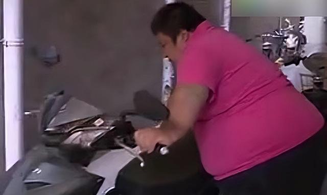 医生 320斤男子骑车时睡着，从立交桥掉落