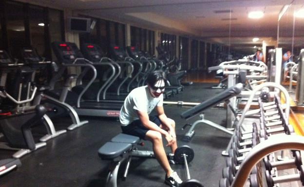 晒晒林宥嘉住的豪宅,厨房区域设计很简单,在家也会下饺子吃