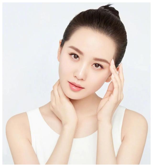 刘诗诗|刘诗诗最新硬照引吐槽，撞脸多位女星，胸前两团纱布太败笔