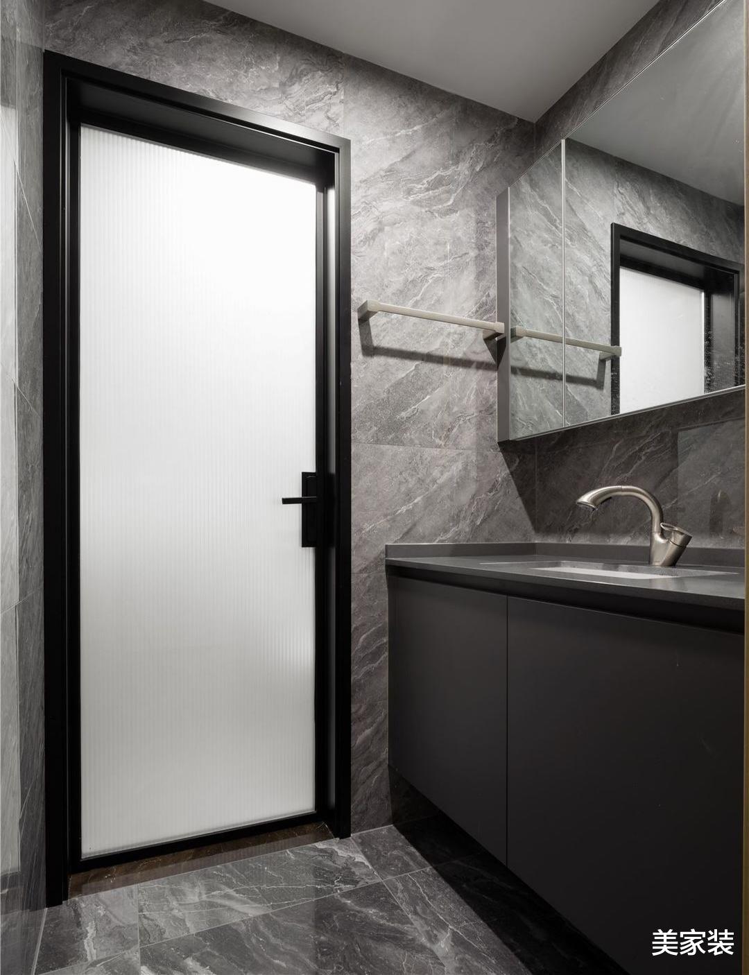 时尚的屋主,不喜鲜亮的色彩,用灰色创造出含蓄又宁静的家