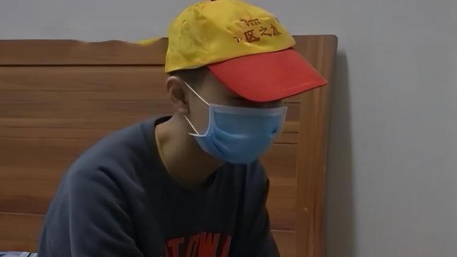 广州一少年得知自己生父是爷爷，一气之下殴打生母，并持刀威胁
