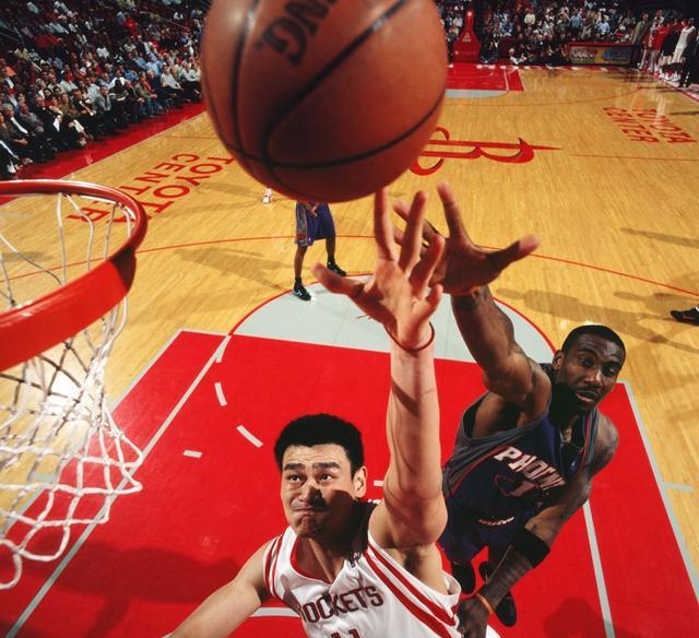 姚明|奥尼尔生涯面对姚明场均21+10+2，那姚明的数据怎么样？