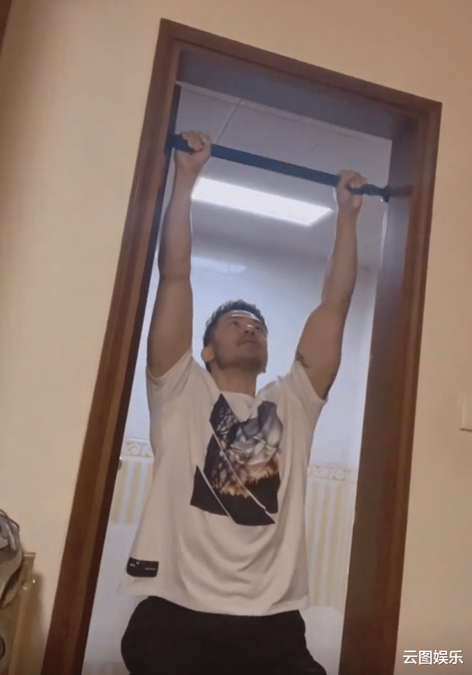 沈震轩|TVB男星沈震轩上海隔离,住所内景曝光,仍在用老式电视机太节俭