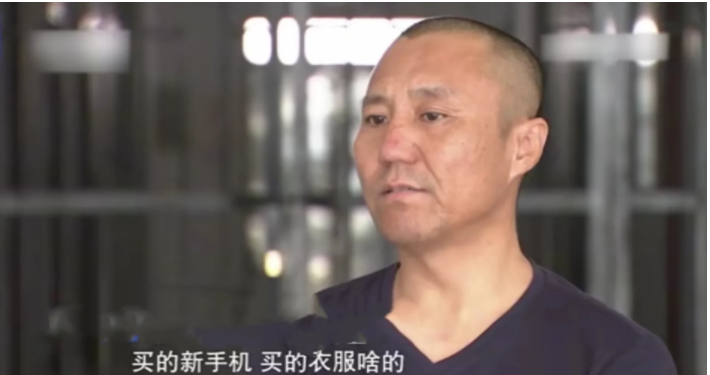 妻子出去打工十天,就买了手机和新衣服,丈夫觉得纳闷,便问妻子这是怎么回事?