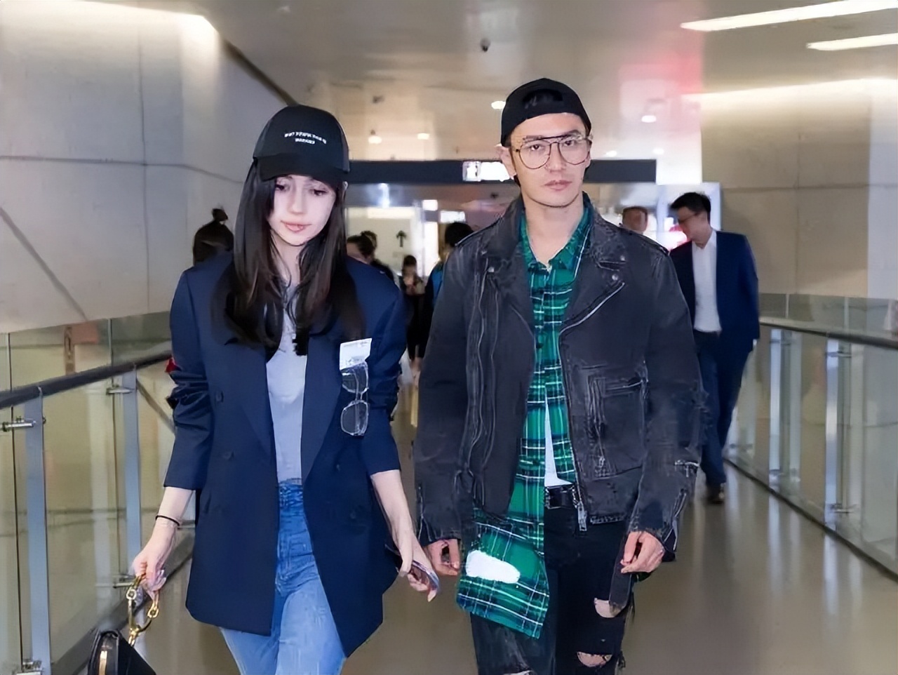 黄晓明|黄晓明亮相一身行头被嘲像小矮人,跟baby离婚他又回到自己的怪圈