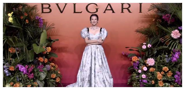 舒淇|宝格丽红毯：赵露思性感，被佟丽娅美到，舒淇更惊艳让人移不开眼