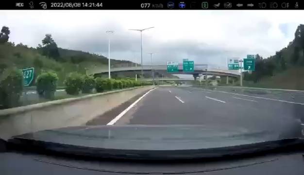 理想 ONE 高速撞上静止车辆事故官方回应:车主当时处于脱手状态