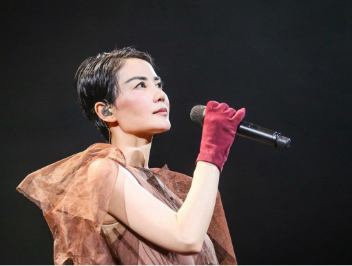 李亚鹏|一代男神,一身衬衫 西装赢6任女友,现欠4000万为钱下跪