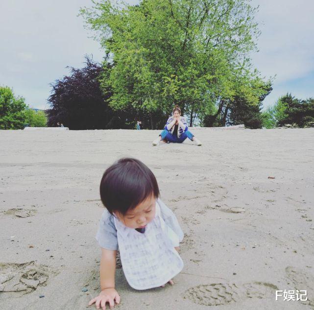 |前TVB花旦岑丽香带小儿子去海边玩耍 夫妻俩首次一起专注于小儿子