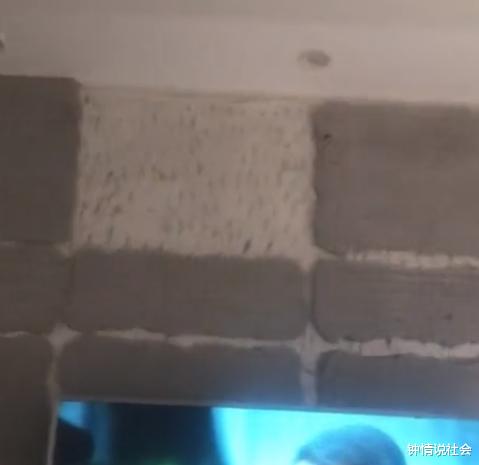 湖北一女子刚到家就被电视背景墙吓一跳:承载不了奖状的重量?