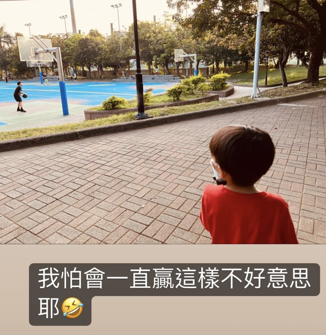 周杰伦|懒理外界对三胎性别的猜测,周杰伦晒遛娃照,儿子持保温杯好养生