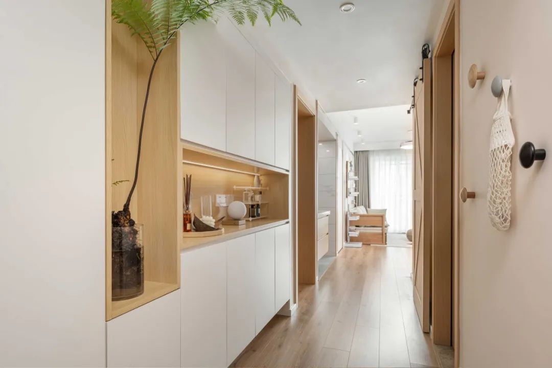 30岁单身姑娘靠自己买下80㎡小宅:白色+原木色,温馨又治愈
