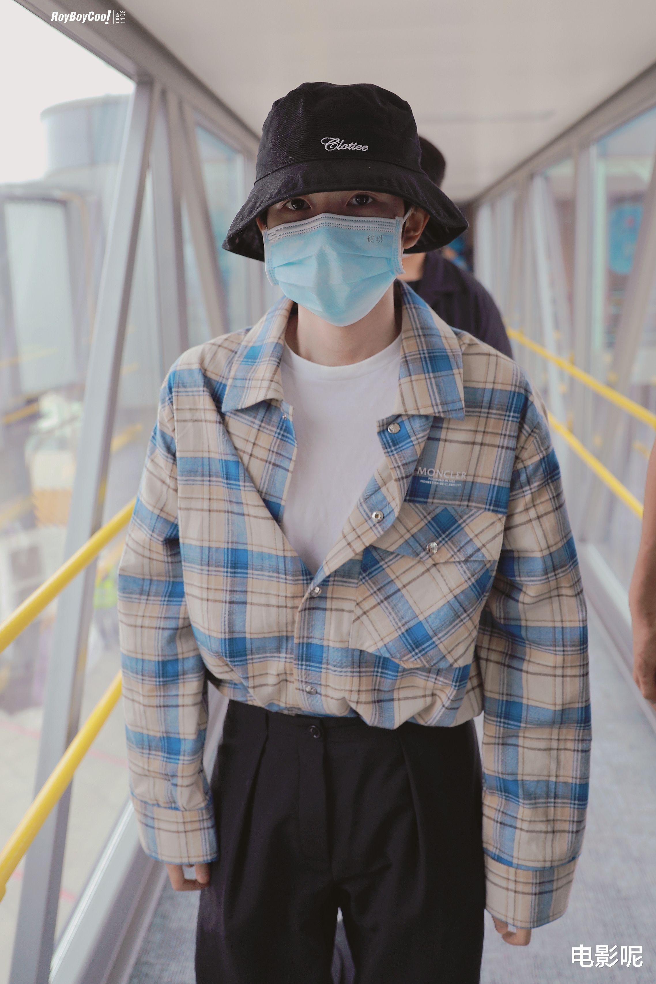 王源|王源最新行程抵达厦门，渔夫帽下好奇的眼神被粉丝调侃是旺仔