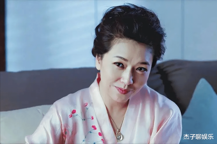 江珊|靳东与江珊分手12年，他娶二婚妻子已有白发，她爱情被女儿祝福