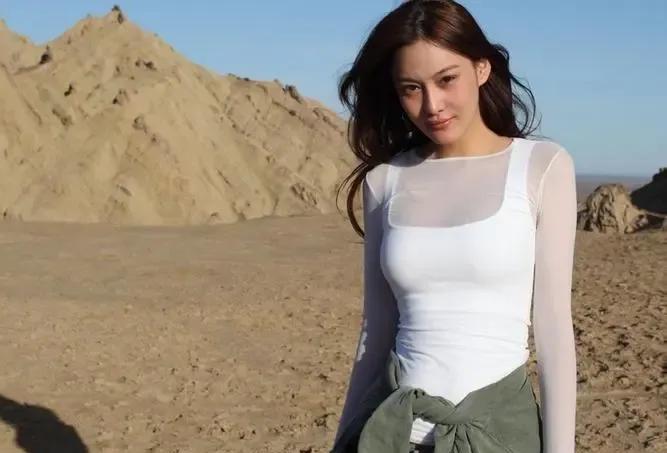 张馨予|张馨予拥有“沙漏身材”,头肩比不要太优越,明媚又大方的秀身材