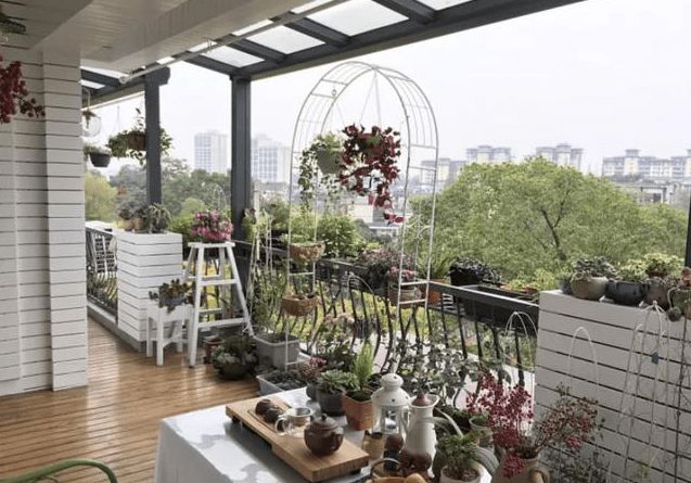 夫妻两买没人要的顶楼,装修完露台变空中花园,邻居都羡慕!