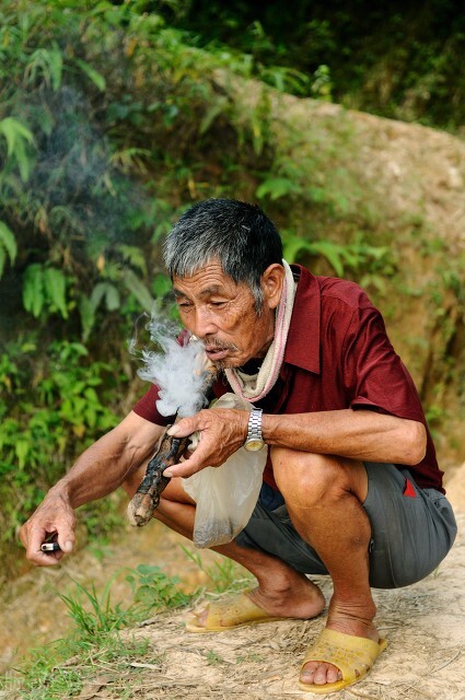 6旬老伯算计小儿子却偷偷贴补大儿子,因太偏心惹兄弟反目,糊涂
