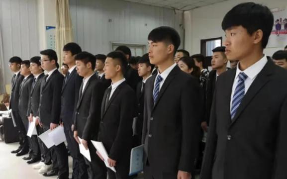 生肖|降薪后的“集体摆烂”,下班后不回消息不接电话,领导左右为难