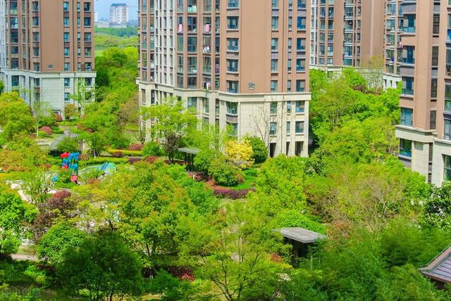 妻子嫌我没钱,和邻居偷吃被发现,躲在阳台被遭围观
