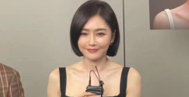 秦岚|43岁秦岚直播被嘲美颜过头，生图曝光似少女，精致细腻打脸黑粉