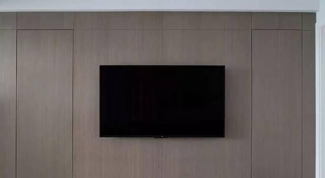 电视墙上有房门，不一定非要做隐形，分享4种设计方案，也挺漂亮