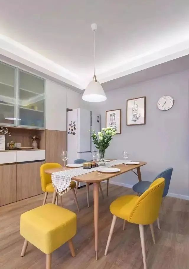 91平三室新房,把鞋柜放在门外,客厅背景墙打满柜子,太霸气实用