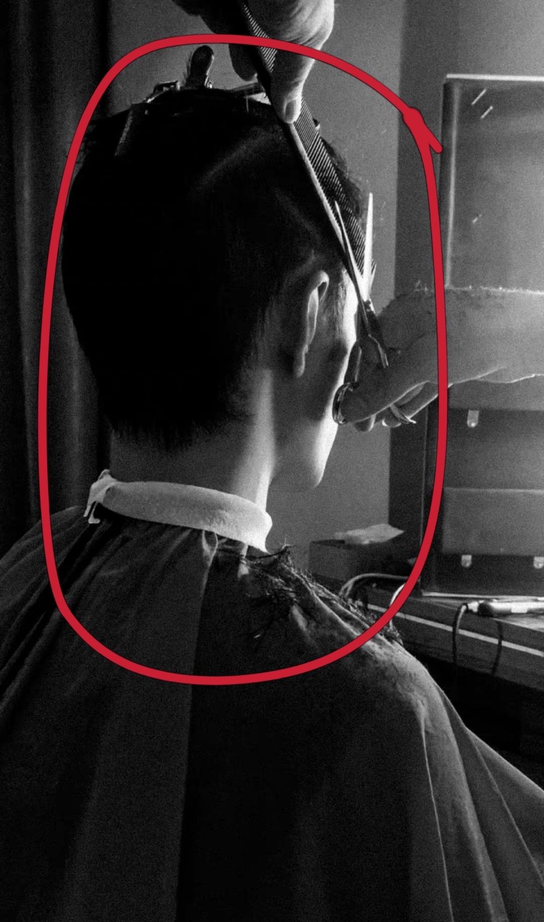 肖战|肖战晒片场“黑白”照10连拍！累的躺沙发上睡着，整个训练太苦了