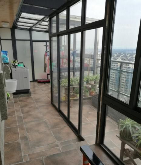 为露台老公坚持买顶楼，改造成阳光花房美翻了，亲友都羡慕，晒晒