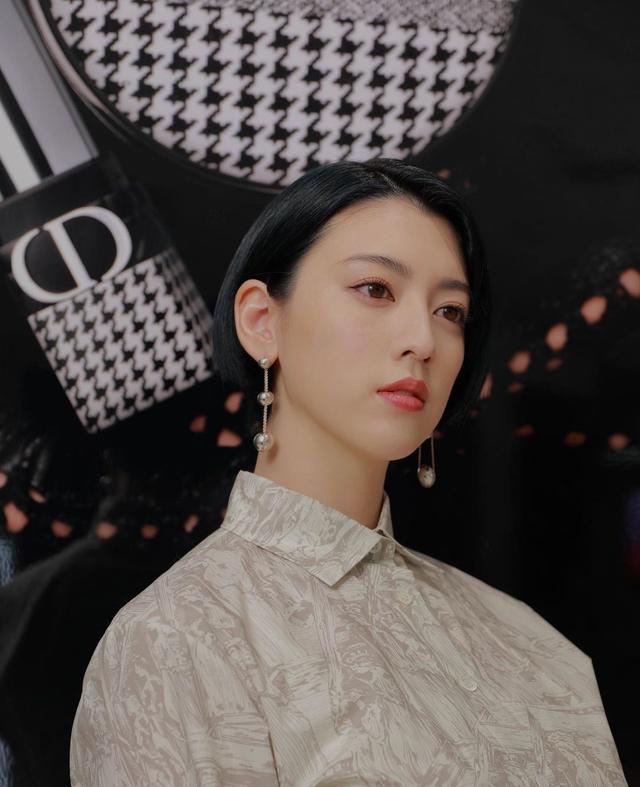 三吉彩花|《今际之国的闯关者2》三吉彩花不仅长相高冷美艳,还拥有大长腿