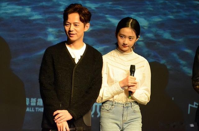 黄忆慈|黄多多因一张圣诞照挨骂,为什么大家不喜欢“成熟”的小孩?