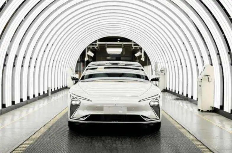 iPhone|阿里巴巴的第一辆车来了，阿里造车真有人开吗？