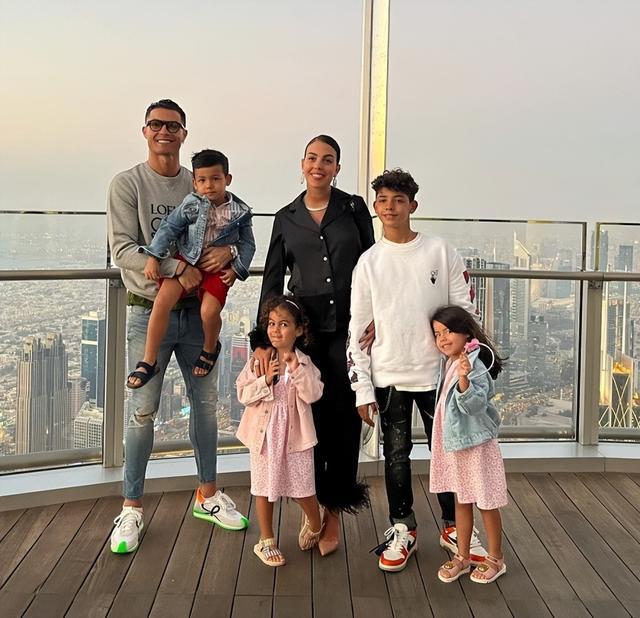 乔治娜|乔治娜带女婴出院，C罗晒一家7口首张合影，怀抱乔治娜亲生两女儿