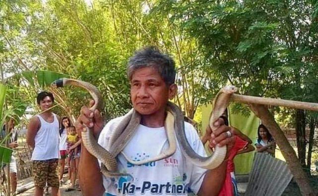 “蛇类专家”炫耀自己有免疫力,被眼镜蛇一口咬到舌头,当场毙命